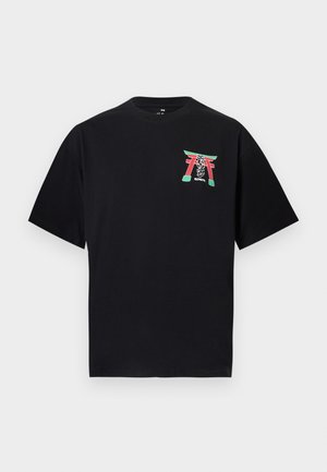 Sort T-shirt med rund hals og korte ærmer, med et lille rødt og grønt Torii-port motiv og hvide japanske tegn på venstre bryst.