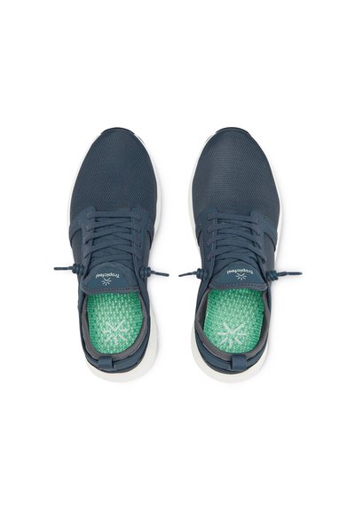 Marinblå träning skor med nätövre, snörningsdesign och gröna mönstrade insoles. Vita gummisulor med rundade kanter.