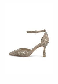 Shoe con tacco alto in suede beige con punta affilata, cinturino alla caviglia e decorazioni in strass lungo la tomaia e il tallone.