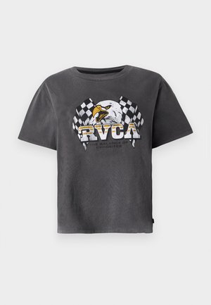 Pelēks kokvilnas T-krekls ar īsām piedurknēm, ar ērgļa grafiku un šaha karogiem. Dizainā iekļauts teksts "RVCA" un sauklis zem tā.