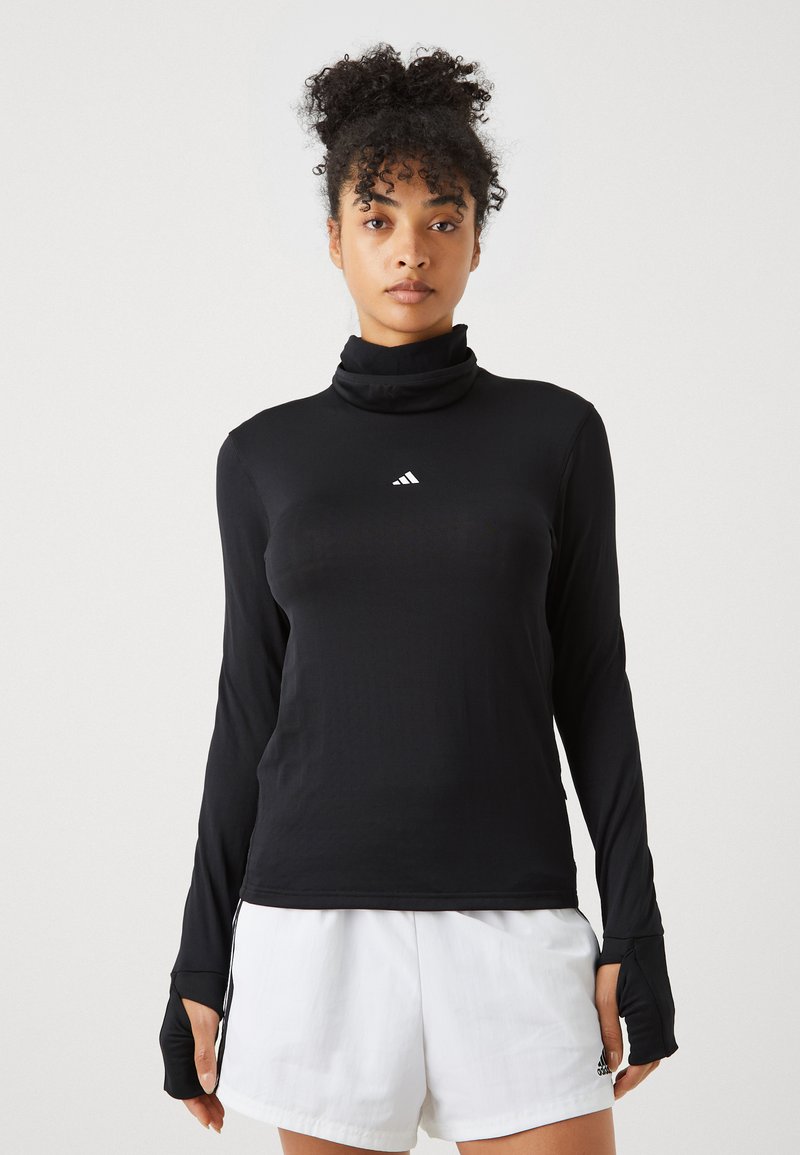 Schwarzes Langarmoberteil mit hohem Kragen und Daumenlöchern, aus glattem Stoff gefertigt. Verfügt über ein kleines weißes Logo auf der Brust.