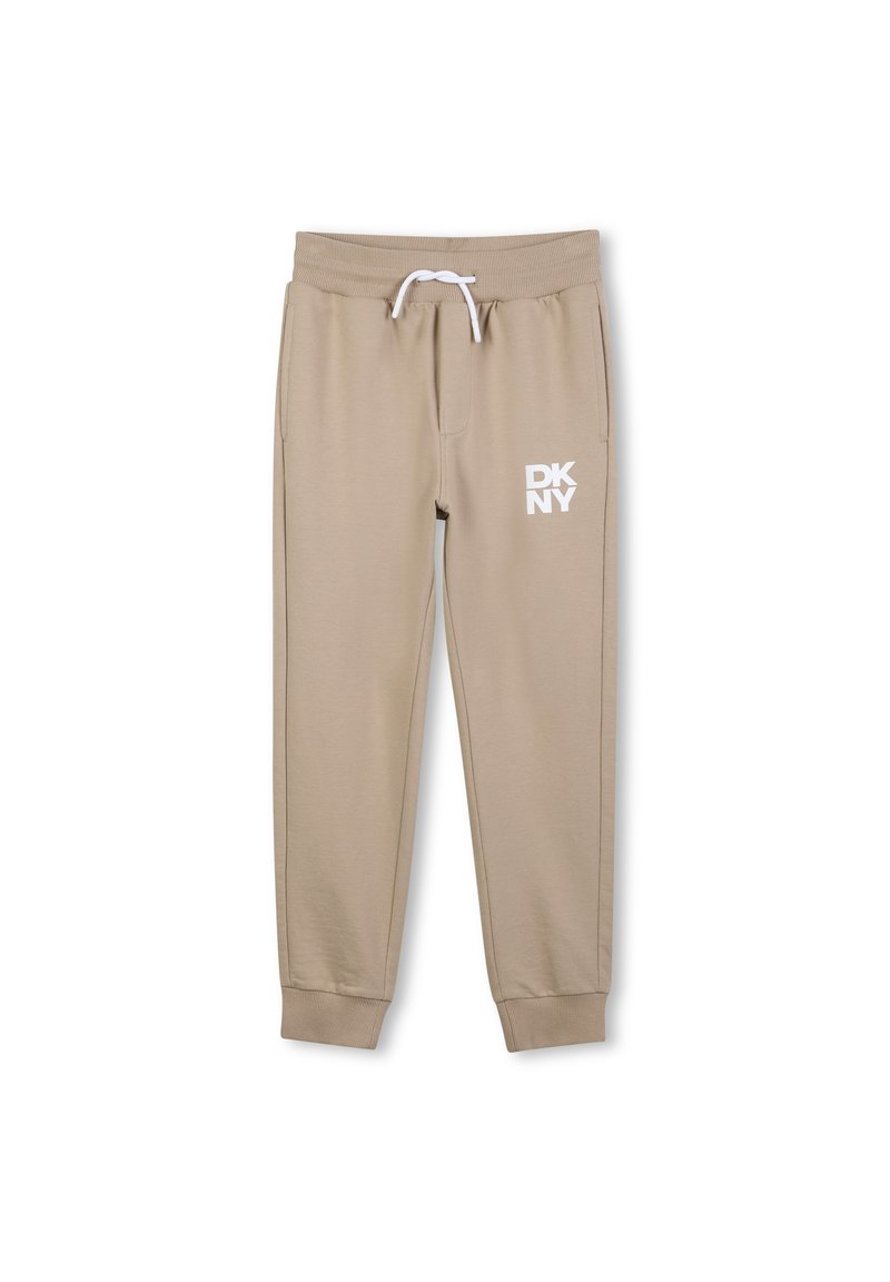 Beige sweatpants met elastische tailleband en trekkoord, voorzien van het witte "DKNY" logo op de linker dij, met cuffs aan de enkels en een gladde textuur.
