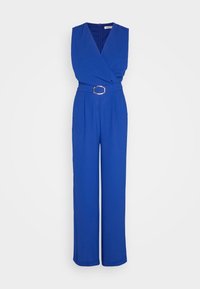Blå jumpsuit med en omslagdesign, V-hals, ärmlös, vida ben och ett midjeband med en rektangulär guldfärgad spänne.