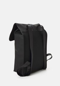 Zaino roll-top nero realizzato in tessuto resistente, dotato di due spallacci regolabili, una finitura texturizzata e un design minimalista.