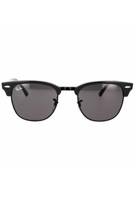 Occhiali da sole cat-eye neri con lenti scure. Tra le caratteristiche ci sono un ponte in metallo, bordi del telaio appuntiti e logo sulla lente sinistra.
