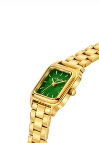 Montre rectangulaire dorée avec un cadran vert, des aiguilles dorées et une finition texturée, dotée d'un bracelet en métal maillon.