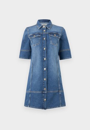 Robe en denim bleu avec manches courtes, col, fermeture à boutons sur le devant, deux poches poitrine et détails de coutures.