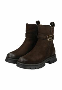 Botas de tobillo de ante marrón con un acabado suave, cierre de cremallera lateral y un acento de hebilla metálica en la correa. Suela de goma negra resistente.