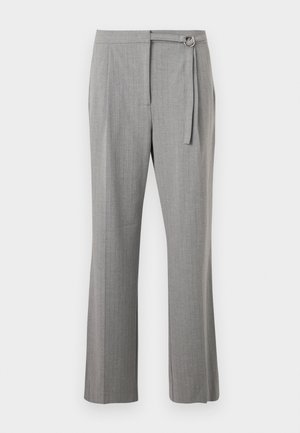 Grå skreddersydde bukser med rette ben, glatt front og et stoffbelte med sølv D-ring spenne i midjen.