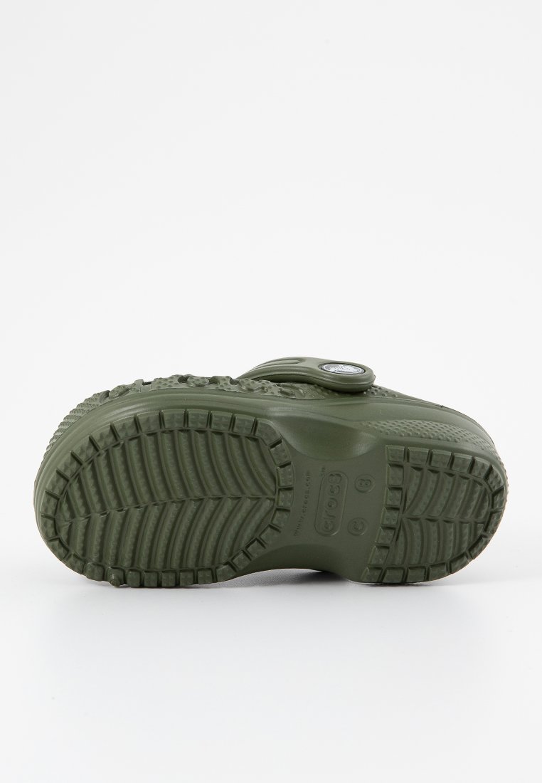 Zool van een olijfgroene Crocs klomp met een diep profiel en verstelbare band met een cirkelvormig logo.