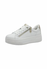 Sneaker in pelle bianca con finitura testurizzata, dotate di una cerniera laterale e dettagli dorati sul tallone e sulla linguetta, suola bianca rialzata.