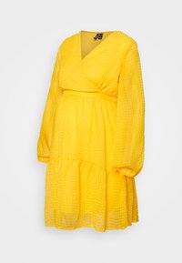 Vestido amarelo envolvente, feito de um tecido texturizado, apresenta um decote em V, mangas longas e um design de saia em camadas.