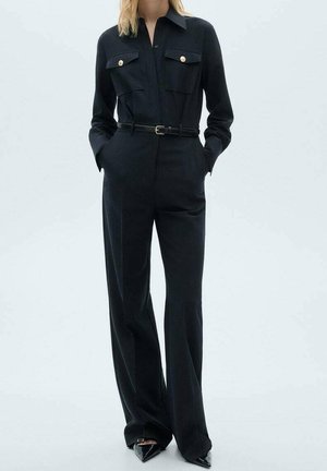 Czarny kombinezon z kołnierzykiem, dwoma przednimi kieszeniami zapinanymi na złote guziki, paskiem w talii i szerokimi nogawkami. Gładka tekstura materiału.