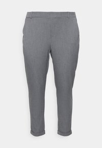 Pantalons gris ajustés en tissu texturé, avec un devant plat, des poches latérales et des ourlets retroussés pour une coupe fuselée.