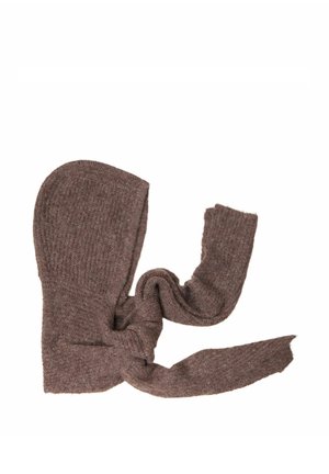 Brun strikket uld balaclava med lange halstørklædelignende forlængelser på hvid baggrund.