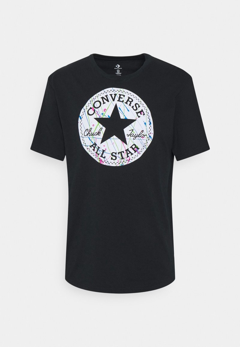 T-shirt noir à manches courtes avec logo circulaire blanc Converse All Star et design éclaboussé de peinture colorée sur le devant.