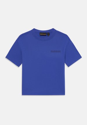 Modra bombažna majica s kratkimi rokavi, okruglim izrezom in subtilnim črnim logotipom na prsih. Gladka tekstura in običajen kroj.