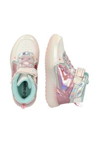 Lyserøde og hvide højtop sneakers med iriserende detaljer, polstret krave, sølvstjerne og gummisål, der har snørre- og stroplukning.