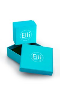 Türkise Geschenkboxen mit matter Oberfläche, auf denen das Logo "Elli by Julie & Grace" in Weiß aufgedruckt ist. Eine Box ist teilweise geöffnet und zeigt ein grünes Innenleben.