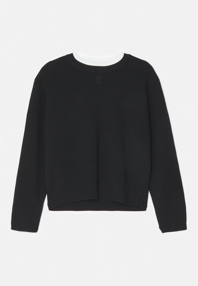 Pull noir à manches longues, col rond et ourlet légèrement court. Fabriqué en tissu doux, avec un détail de logo subtil sur le devant.