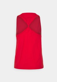 Top rojo sin mangas con un detalle de torsión en la parte posterior, fabricado con un tejido suave, con un escote redondeado y acentos de malla.
