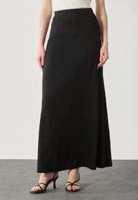 Zwarte, enkel-lange rok gemaakt van zachte, rekbare stof met een elastische tailleband. Heeft een gladde textuur en een eenvoudig, ononderbroken ontwerp.