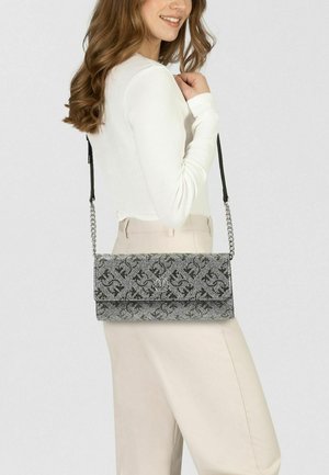 Borsa clutch con motivo argento e nero con tracolla a catena. Forma rettangolare e superficie testurizzata. Presenta un dettaglio logo sul davanti.