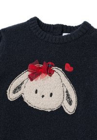 Maglione blu navy con un design in pelliccia di coniglio cremoso e testurizzato, impreziosito da un fiocco a quadretti rossi e cuori. Collo rotondo e polsini a costine.