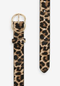 Opasek z umělé kůže s leopardím potiskem a zlatým sponou. Má hladkou texturu a několik děr pro nastavitelné velikosti.