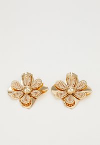 Boucles d'oreilles en or avec des fleurs présentant des pétales superposés avec des détails complexes et une perle centrale. Le design comprend une finition texturée et un aspect poli.