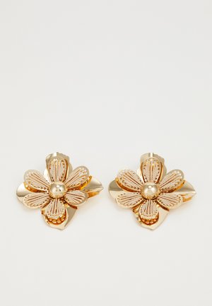 Guld blomsterøreringe med lagdelte kronblade, der har indviklede detaljer og en central perle. Designet inkluderer en struktureret overflade og et poleret udseende.