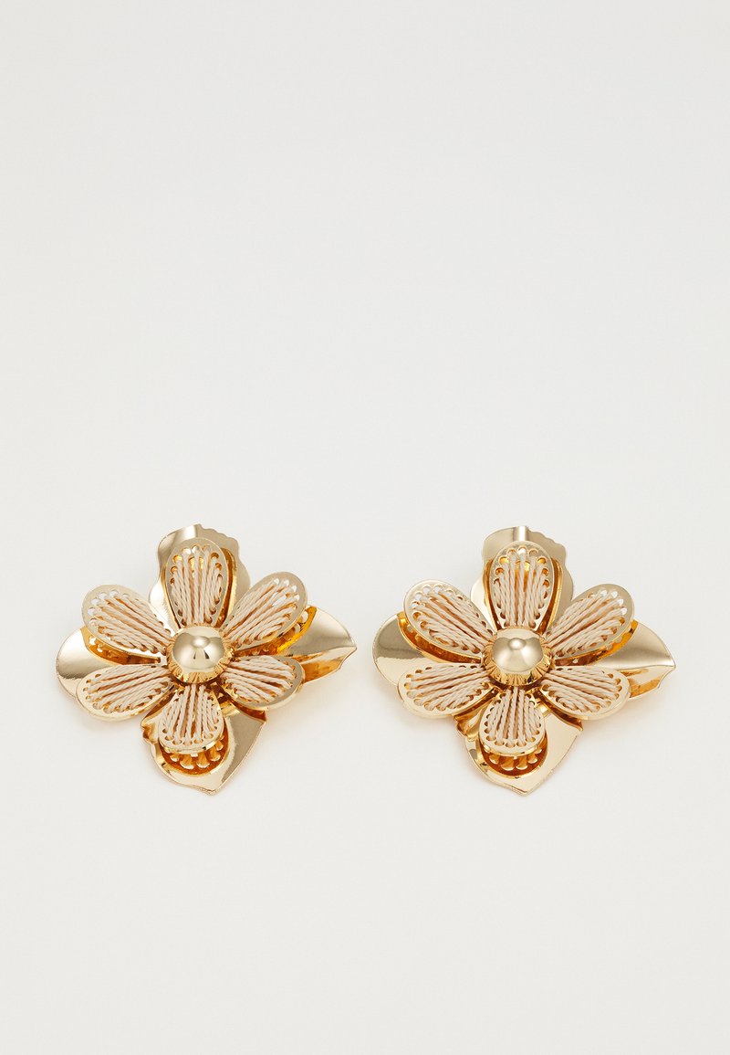 Pendientes de oro con flores que presentan pétalos superpuestos con un detallado intrincado y una perla central. El diseño incluye un acabado texturizado y un aspecto pulido.