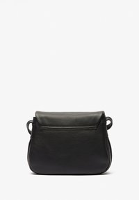 Borsa a tracolla in pelle nera con chiusura a pattina, bordi arrotondati e due anelli laterali. La superficie è dalla consistenza granulosa e morbida.