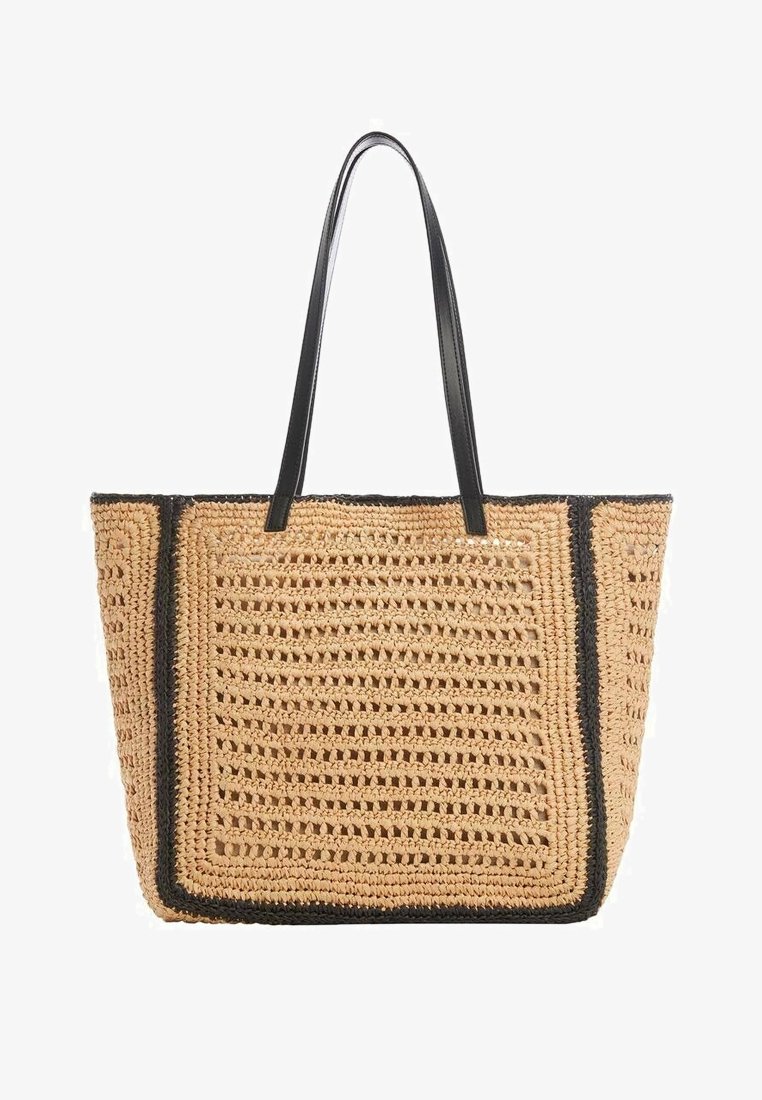 Sac en paille tressée avec des poignées en cuir noir, de forme rectangulaire, de couleur beige naturelle, avec des bords cousus contrastants.