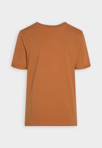 Tričko s krátkým rukávem a kulatým výstřihem v světle hnědé látce. Hladká textura, jednoduchý design, prošité lemy a standardní střih.