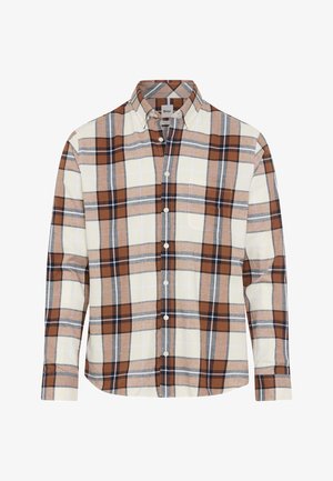 Chemise en plaid marron et crème en tissu doux. Elle possède un col à boutons, des manches longues et une poche sur la poitrine. Les boutons sont blancs.