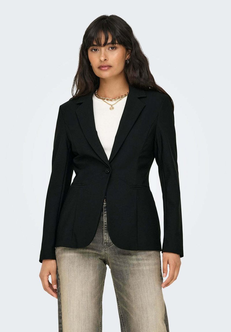 Zwarte blazer met een getailleerde pasvorm, één knopsluiting, schouders met een inkeping en twee voorzakken. Draag het over een wit shirt en grijze jeans.