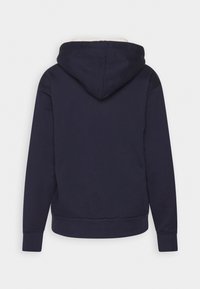 Sweat-shirt à capuche bleu marine avec une doublure intérieure douce, des poignets côtelés et une poche kangourou ; tissu lisse avec une coupe classique.