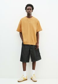 PULL&BEAR SHORT SLEEVE TEXTURED WEAVE - Tricou basic - mustard yellow
