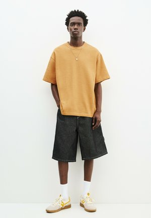 PULL&BEAR SHORT SLEEVE TEXTURED WEAVE - Basic T-shirt - mustard yellow