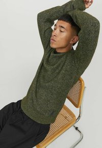 Jack & Jones JCOSPACE MOCK NECK - Džemper - olive night