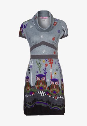 Robe grise à manches courtes avec col drapé, ornée de broderies colorées de hiboux et de motifs floraux, avec des rayures horizontales contrastées à la taille.