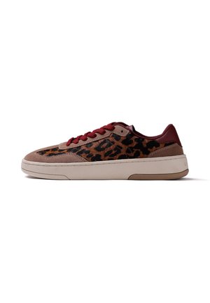 Sneaker dal profilo basso con tessuto leopardato, sovrapposizioni in camoscio marrone, lacci color bordeaux e suola in gomma bianca isolate su sfondo bianco.
