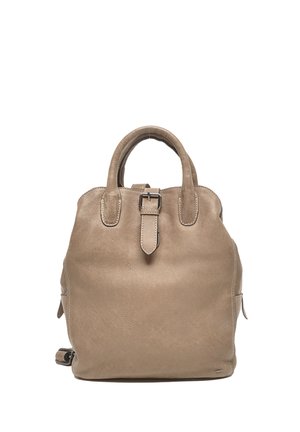 Beige leren rugzak met dubbele handvatten aan de bovenkant, een centrale gespdetail en zijzakken met rits. Getextureerd oppervlak met een gladde afwerking.