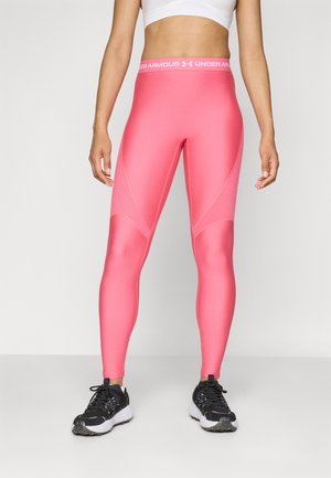 Růžové sportovní legíny vyrobené z elastického materiálu. Mezi rysy patří přiléhavý střih, síťoviny a široký pas s logem.