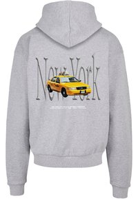 Šedá bavlnená mikina s kapucňou s grafickou potlačou žltého taxíka z New Yorku a textom "New York" v veľkých, štýlových písmenách.