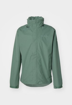 Giacca impermeabile verde con colletto alto, polsini regolabili e design elegante. Presenta un logo discreto sul lato sinistro del petto.