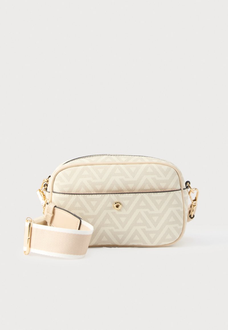 Sac bandoulière beige en tissu à motifs avec ferrures dorées, doté d'une bandoulière détachable et d'une fermeture éclair. Texture lisse et forme rectangulaire.