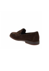 Mocasines de ante marrón con punta redondeada, una banda cosida en la parte frontal y un diseño minimalista. Suela de goma lisa en color contrastante.
