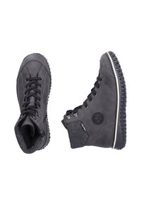 Chaussures montantes en cuir gris avec des accents en tissu gris texturé, des lacets noirs et des semelles en caoutchouc à motifs. Fermetures éclair latérales et détails de logo présents.
